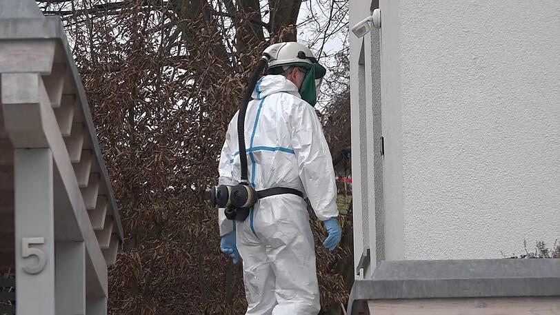 Am Dienstag entdeckte die Polizei drei Leichen in einer verrauchten Wohnung in Kirchehrenbach (Lkr. Forchheim) in Oberfranken. Die Bilder vom Großeinsatz.
