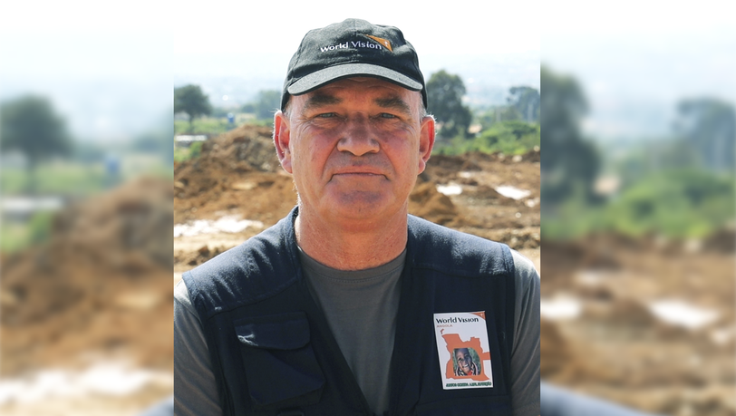 Robert Bulten: Der Niederländer ist der Direktor für humanitäre Notfälle von World Vision Angola. Sein Einsatzort: die Hauptstadt Luanda. Er arbeitet in dem Land seit acht Jahren und war vorher schon in Krisengebieten wie Haiti, Sudan und Pakistan. Robert Bulten: Der Niederländer ist der Direktor für humanitäre Notfälle von World Vision Angola. Sein Einsatzort: die Hauptstadt Luanda. Er arbeitet in dem Land seit acht Jahren und war vorher schon in Krisengebieten wie Haiti, Sudan und Pakistan.