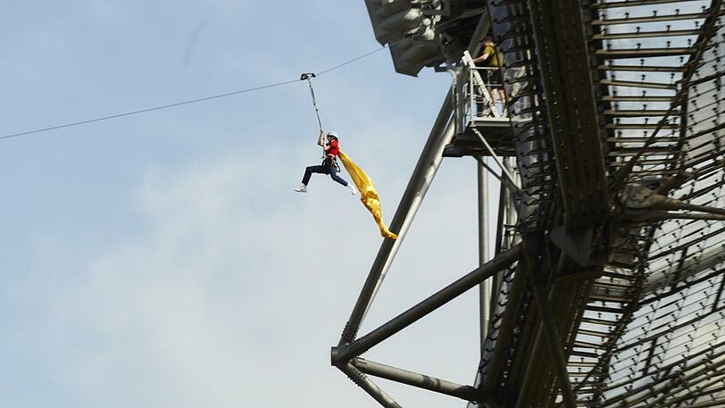 Julia Riedler fliegt ganz schwindelfrei los.