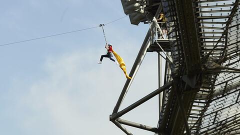 Julia Riedler fliegt ganz schwindelfrei los.