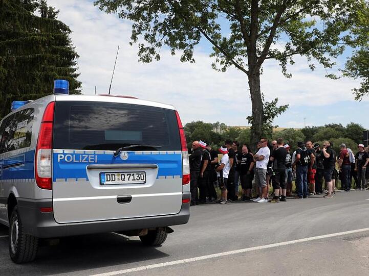 Schlange stehen macht keinen Spaß: Teilnehmer des Rechtsrock-Festivals in Themar warten auf die Einlasskontrolle der Polizei.