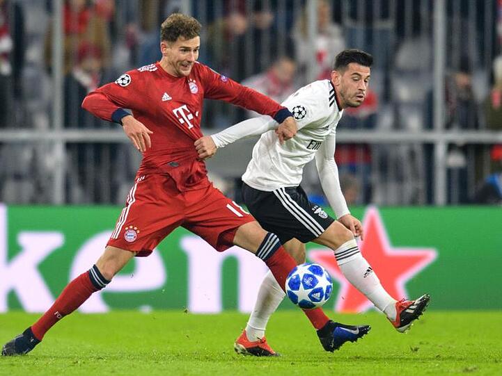 Leon Goretzka vom FC Bayern München (l) und Luis Fernandes Pizzi von Lissabon im Zweikampf um den Ball. Foto: Matthias Balk/Archiv