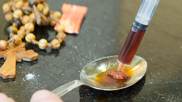 Einen Schuss Heroin mit Crack bereitet sich ein Drogenabhängiger in einem sogenannten "Druckraum" oder "Konsumraum" in Frankfurt zu. In München wurde ein ähnlicher Vorschlag für eine Fixerstube abgelehnt.