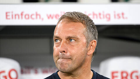 Trotz der 1:4-Blamage darf Hansi Flick vorerst weitermachen. Am Dienstag wartet Vizeweltmeister Frankreich.