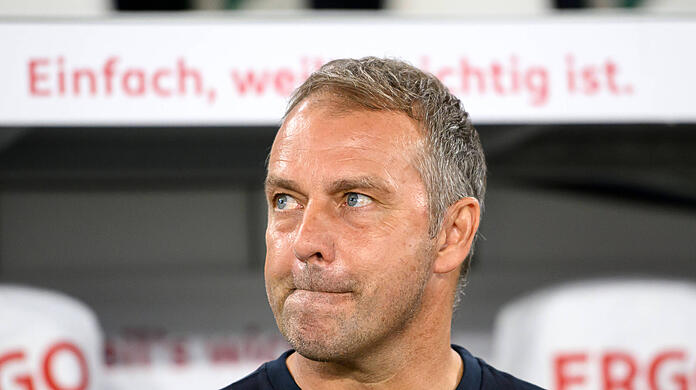 Trotz der 1:4-Blamage darf Hansi Flick vorerst weitermachen. Am Dienstag wartet Vizeweltmeister Frankreich.