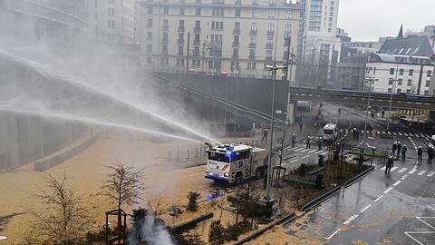 Die Brüsseler Polizei rückt mit Wasserwerfern an.