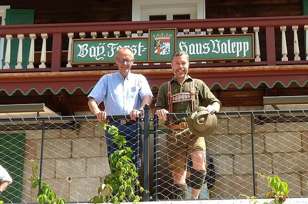 Friedrich Merz (l.) mit Gastronom Johannes Rabl. Der Kanzler war im August 2025 nicht zum ersten Mal im Forsthaus Valepp.