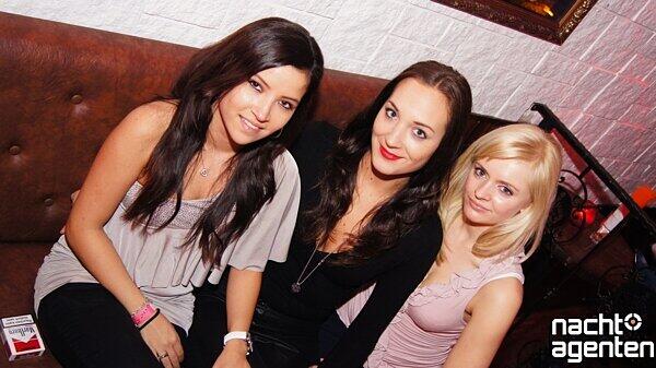 Heiße Mädels und sexy Moves bei "DJ A-Les B-Day Bash" im Crown's Club. Mehr Bilder gibt es unter www.nachtagenten.de.