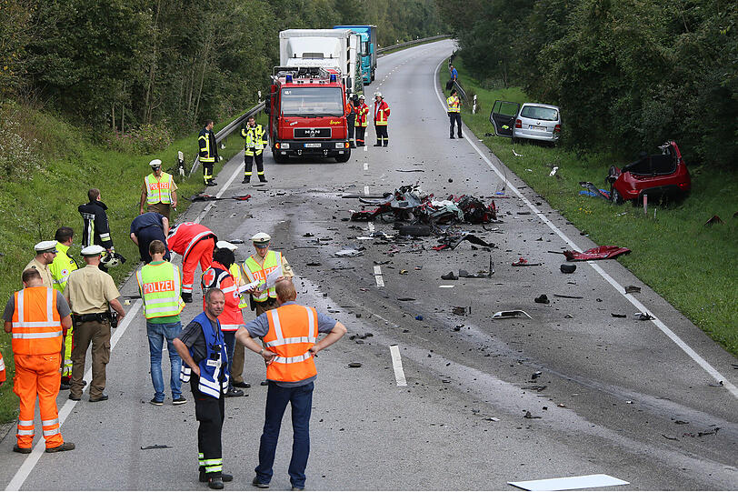 Weitere Bilder vom Verkehrsunfall auf der B12 bei Marktl und Simbach.