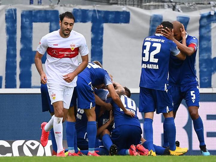 Lukas Fröde (M) schoss den KSC zum Derby-Sieg gegen den VfB Stuttgart.