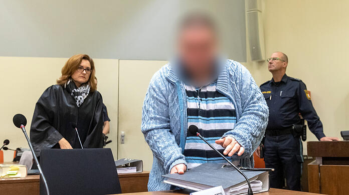 Der Angeklagte steht zum Prozessauftakt an seinem Platz im Gericht. Links steht seine Anwältin Birgit Schwerdt. (Archivbild)