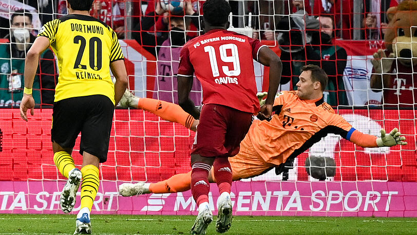 Manuel Neuer chancenlos gegen den Strafstoß von Emre Can. Manuel Neuer chancenlos gegen den Strafstoß von Emre Can.