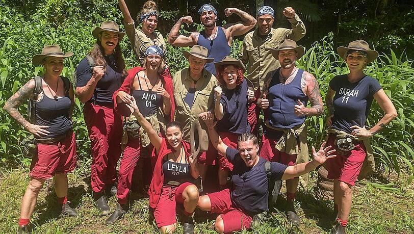 Das Klassenfoto der Staffel 2024: Am Freitagabend konnten die Zuschauer den Einzug der zwölf Kandidaten ins Dschungelcamp verfolgen.