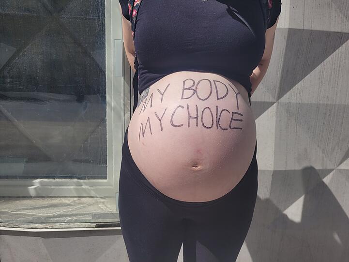 Eine schwangere Frau nimmt an der Pro-Choice-Demo in München Teil.