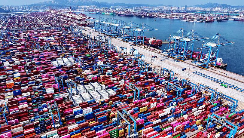 Ein Containerterminal in der ostchinesischen Hafenstadt Qingdao. Wegen des Handelskonflikts mit den USA drängt Chinas Industrie verstärkt nach Europa. Das macht sich auch in der bayerischen Handelsbilanz bemerkbar. (Archivbild)