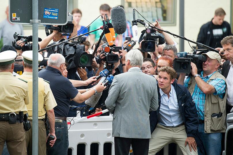 Geiselnahme in Ingolstadt: Das SEK ist vor Ort. Die Bilder vom Rathausplatz