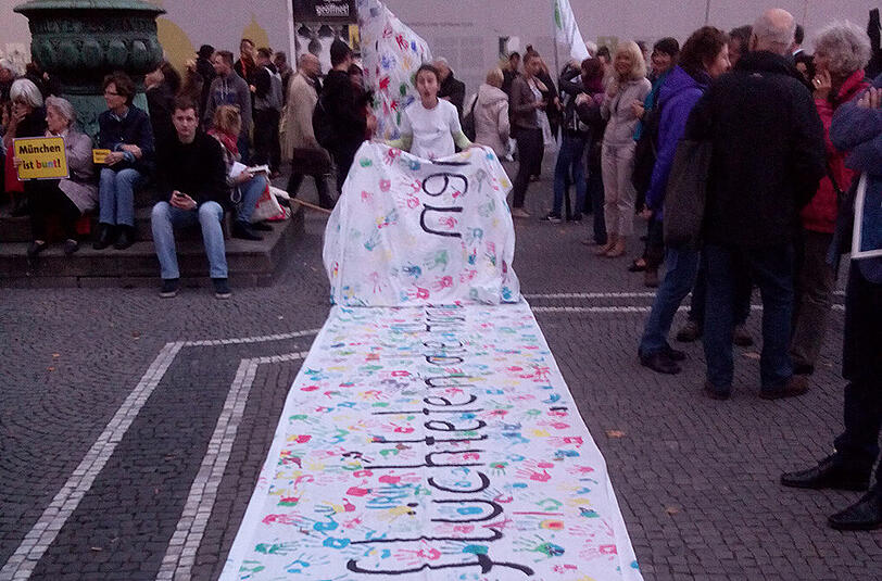 "Geflüchteten die Hände reichen": Das Transparent für die Gegendemo am Odeonsplatz.