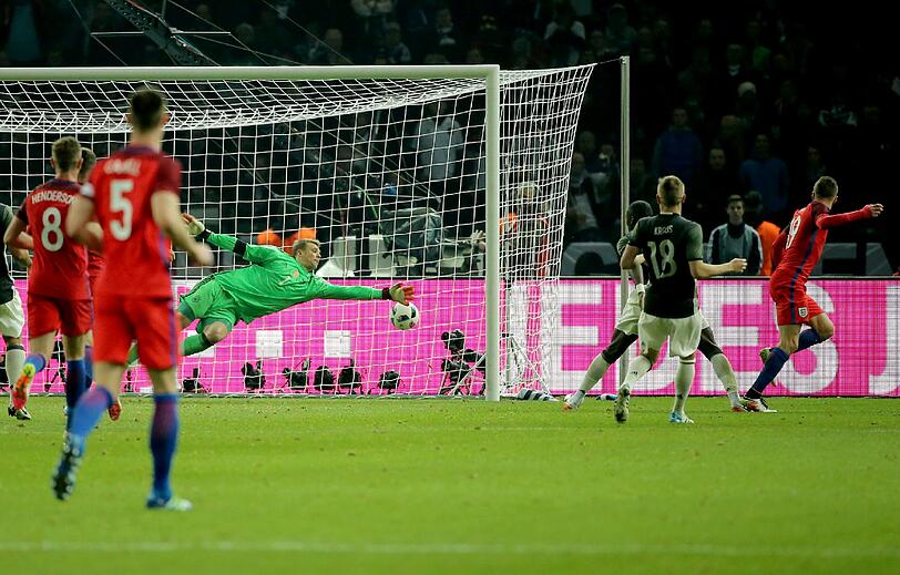DFB-Keeper Manuel Neuer musste gegen England dreimal hinter sich greifen.