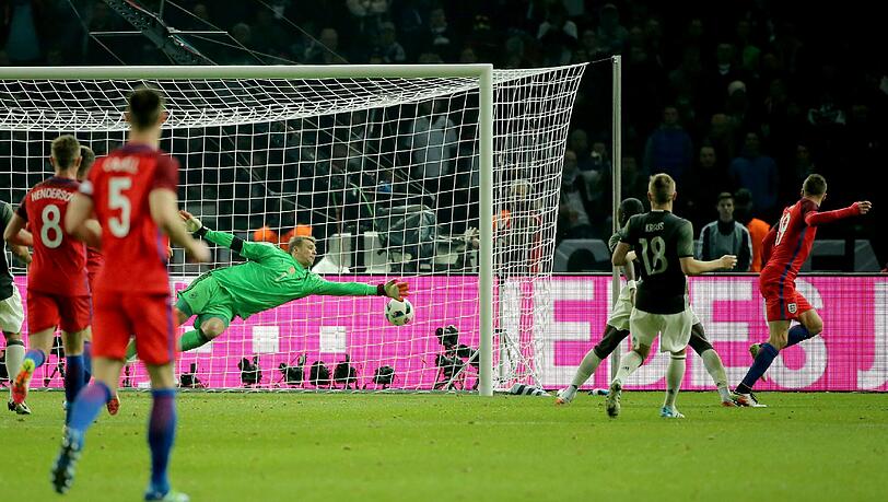 DFB-Keeper Manuel Neuer musste gegen England dreimal hinter sich greifen. DFB-Keeper Manuel Neuer musste gegen England dreimal hinter sich greifen.