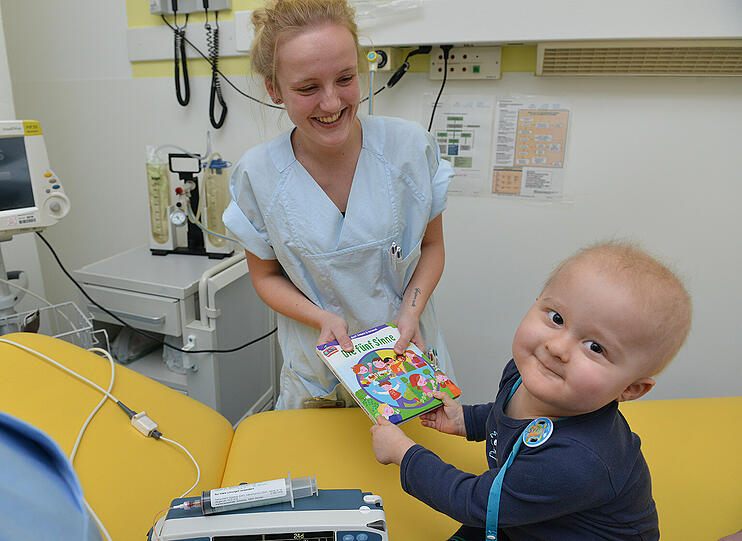 Die Schwabinger Kinderklinik heute: Kinderkrankenpflegerin Vera Nockmann hat Spaß an ihrem Beruf.