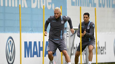Trägt das Haar jetzt wasserstoffblond: Daniel Adlung (l.) mit Karim Matmour (r.).