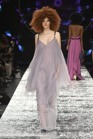 Pssst! Die Haare von Model Anastasia sind eine Perücke.