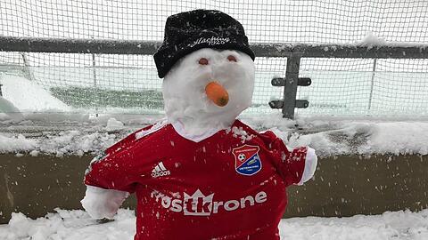 Der Schneemann hat sich umsonst in Schale geworfen: Die Partie zwischen Haching und Energie Cottbus am Sonntag findet nicht statt.
