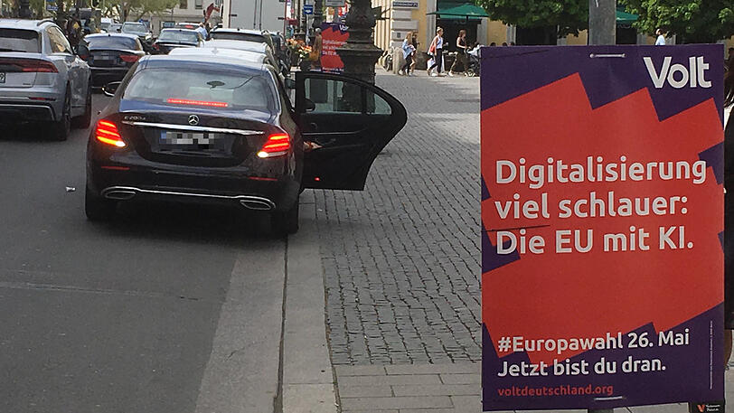 Am Odeonsplatz ist fast jeder Laternenmast von Volt plakatiert worden.