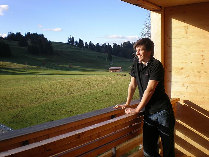 Hotel Kaufmann am Forggensee: Markus Schenk genießt den Ausblick vom Balkon.