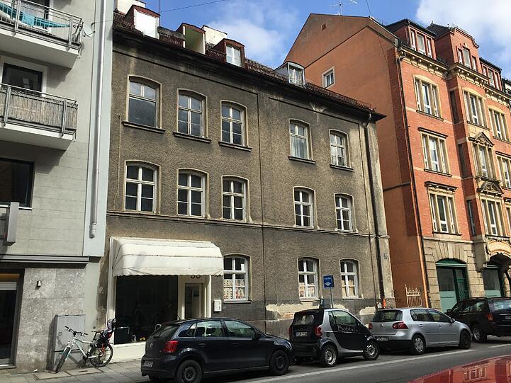 Zwei Familien hausen unter üblen Bedingungen in dem verfallenden Biedermeier-Haus in der Gabelsbergerstraße 38.