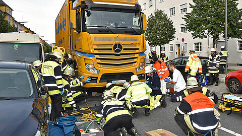 Der Fahrer eines Lkw klemmte in der Richard-Strauss-Straße eine 70-jährige Radfahrerin unter der Vorderachse des Lkw ein.