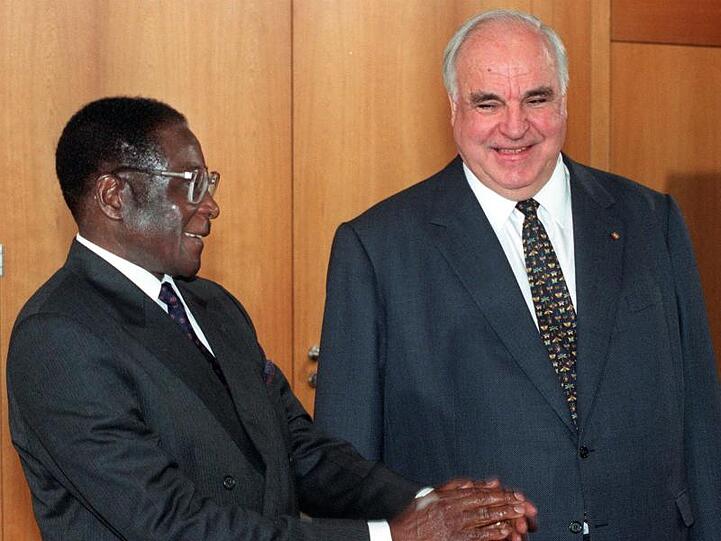Der damalige Bundeskanzler Helmut Kohl empfing Mugabe 1998 im Bonner Kanzleramt.