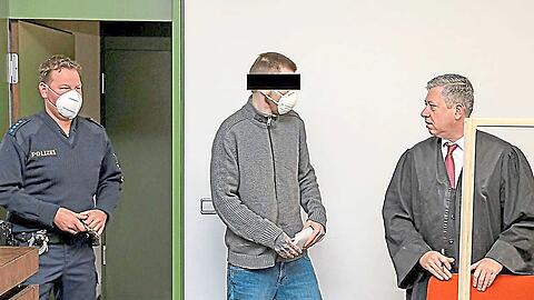 Der Angeklagte und sein Anwalt Peter Pospisil.