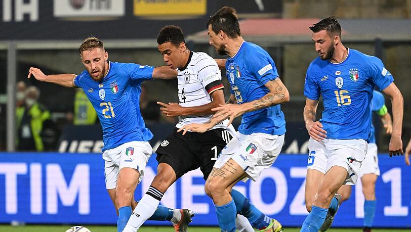 Jamal Musiala setzt sich gegen Italiens Frattesi, Acerbi und Cristante durch.