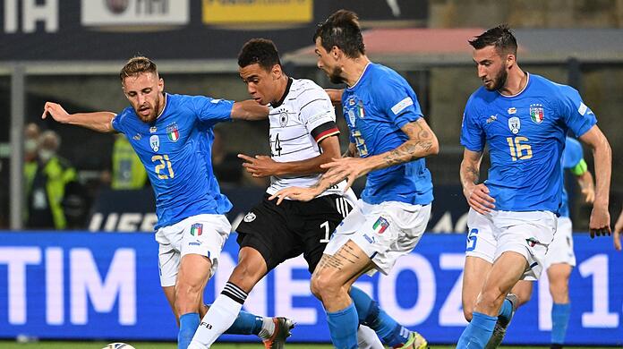 Jamal Musiala setzt sich gegen Italiens Frattesi, Acerbi und Cristante durch.