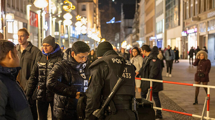 Taschenkontrolle der Polizei zum Jahreswechsel 2024/2025 auf dem Marienplatz.