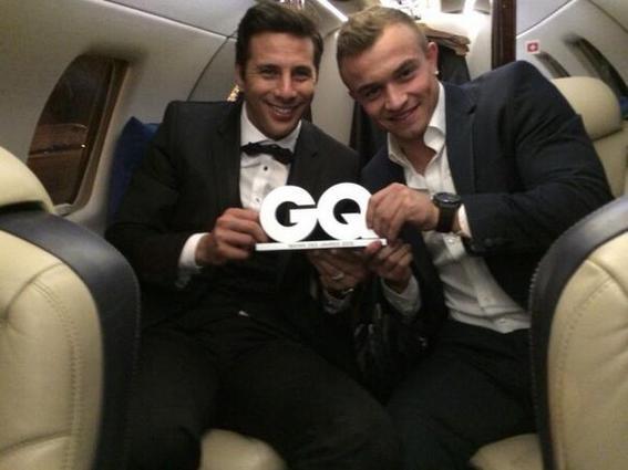 Im Flugzeug auf dem Weg nach München: Claudio Pizarro und Xherdan Shaqiri.