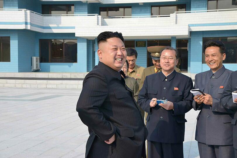 Ein lachender Kim Jong-un präsentiert sich in der nordkoreanischen Presse.