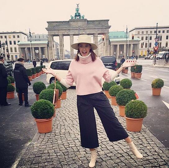 Ex-GNTM-Kandidatin Marie Nasemann vor dem Brandenburger Tor