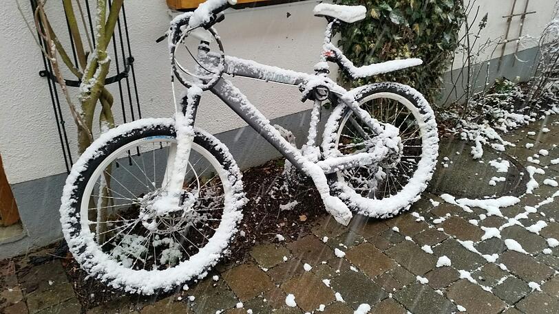 Die Münchner wurden heute Morgen von einer Schneedecke begrüßt.