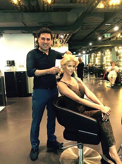 Radikale Typveränderung: Erotik-Model Micaela Schäfer hat sich ihre langen, braunen Haare abschneiden lassen und sie blond gefärbt.