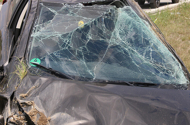 Das Auto ist von der Straße abgekommen und hat sich anschließend mehrmals überschlagen. Die Bilder des Unfalls.