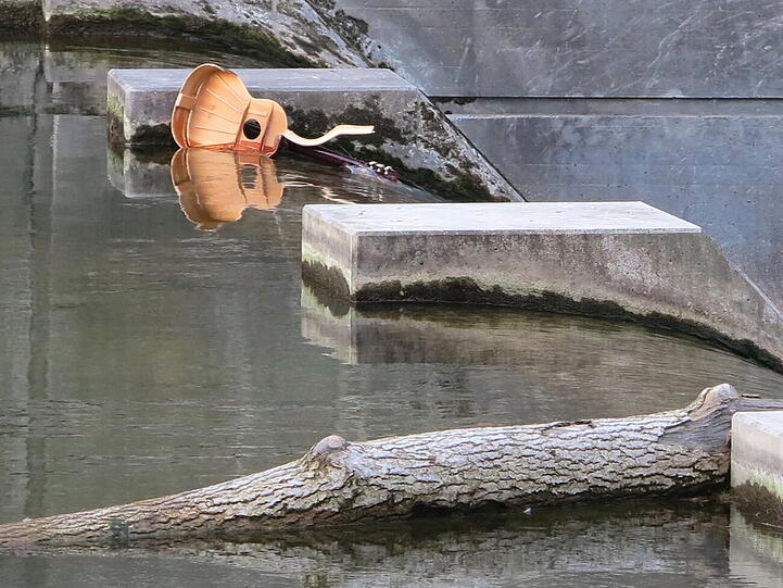 An der Maximiliansbrücke treibt am Mittwoch eine Gitarre in der Isar.