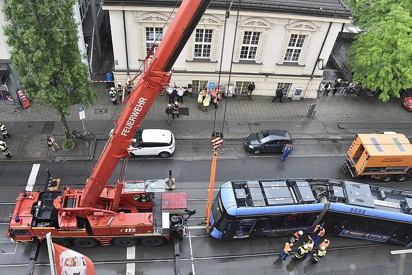 Die Bahn musste mit einem Kran der Feuerwehr angehoben und ins Gleis zurück gehievt werden.