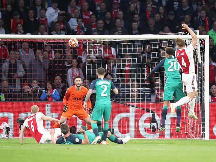 Matthijs de Ligt (r) köpft zum 1:0 für Ajax ein.