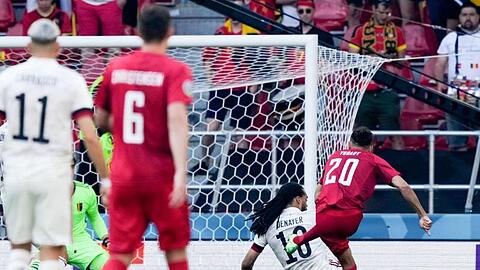 D&auml;nemarks Poulsen (r) erzielt den F&uuml;hrungstreffer.