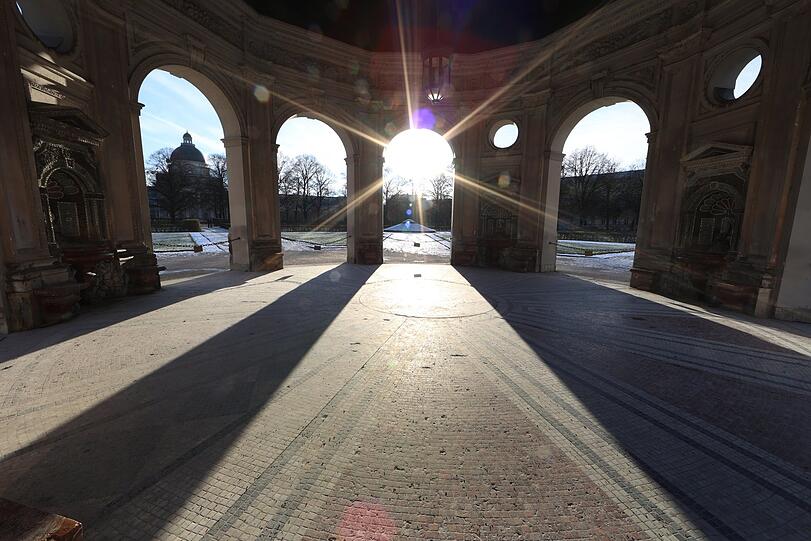 Fast schon magisch: Die Morgensonne taucht den Diana-Tempel im Hofgarten in ein mystisches Licht. Klicken Sie durch den Streifzug des Stadtspaziergängers.