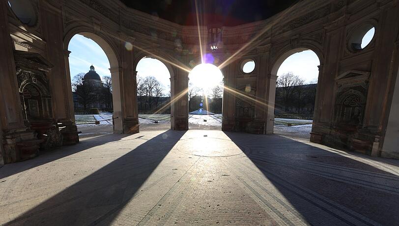 Fast schon magisch: Die Morgensonne taucht den Diana-Tempel im Hofgarten in ein mystisches Licht. Klicken Sie durch den Streifzug des Stadtspaziergängers. Fast schon magisch: Die Morgensonne taucht den Diana-Tempel im Hofgarten in ein mystisches Licht. Klicken Sie durch den Streifzug des Stadtspaziergängers.