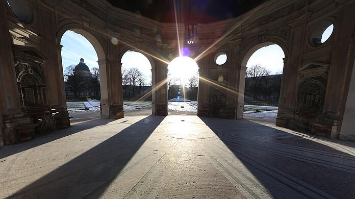 Fast schon magisch: Die Morgensonne taucht den Diana-Tempel im Hofgarten in ein mystisches Licht. Klicken Sie durch den Streifzug des Stadtspaziergängers.