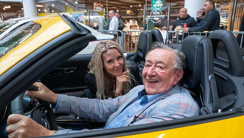 Anfang April das Liebes-Comeback, jetzt die Hochzeit - Richard "Mörtel" Lugner startet mit Bienchen durch.